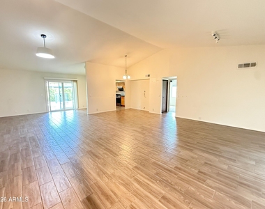 916 W Strahan Drive - Photo Thumbnail 1