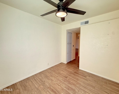 916 W Strahan Drive - Photo Thumbnail 8