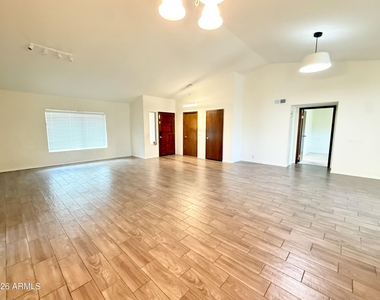 916 W Strahan Drive - Photo Thumbnail 3