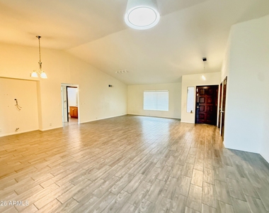 916 W Strahan Drive - Photo Thumbnail 4
