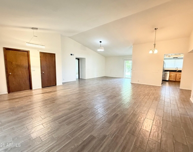 916 W Strahan Drive - Photo Thumbnail 2