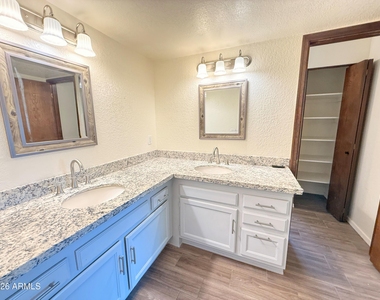 916 W Strahan Drive - Photo Thumbnail 12