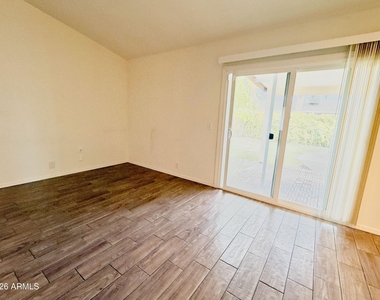916 W Strahan Drive - Photo Thumbnail 5