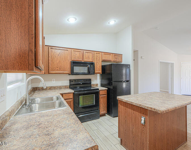 41740 W Sunland Drive - Photo Thumbnail 12