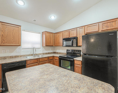 41740 W Sunland Drive - Photo Thumbnail 11