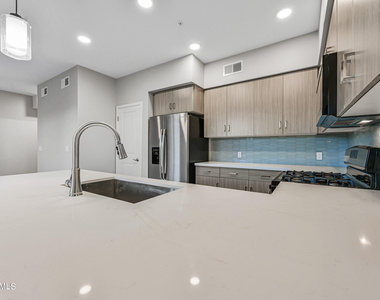1023 W 5th Street - Photo Thumbnail 10