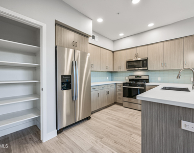 1023 W 5th Street - Photo Thumbnail 4