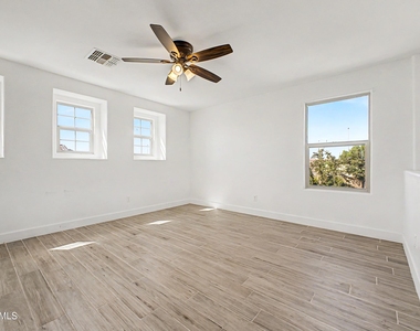 16332 W Moreland Street - Photo Thumbnail 8