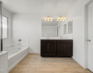 16332 W Moreland Street - Photo Thumbnail 15