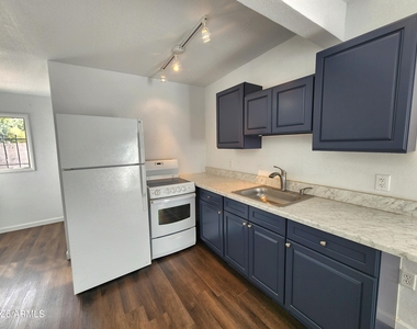 1618 W Gardenia Drive - Photo Thumbnail 12