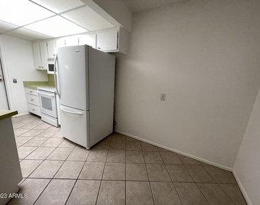 16810 N Boswell Boulevard - Photo Thumbnail 9