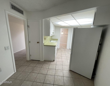 16810 N Boswell Boulevard - Photo Thumbnail 7