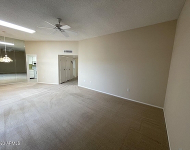 16810 N Boswell Boulevard - Photo Thumbnail 12