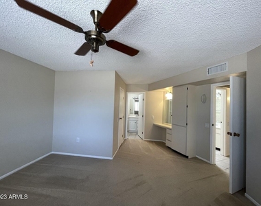 16810 N Boswell Boulevard - Photo Thumbnail 3
