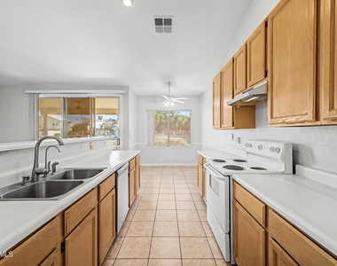 405 W Primoroso Drive - Photo Thumbnail 9