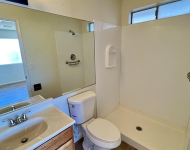 2043 E Jerome Avenue - Photo Thumbnail 12