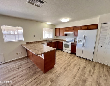 2043 E Jerome Avenue - Photo Thumbnail 6