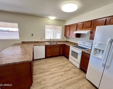 2043 E Jerome Avenue - Photo Thumbnail 7