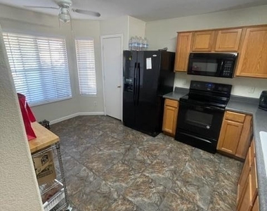 9313 W Ross Avenue - Photo Thumbnail 6