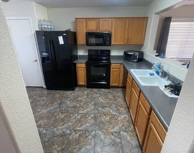 9313 W Ross Avenue - Photo Thumbnail 7