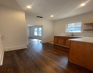 422 S Glasgow Drive - Photo Thumbnail 3