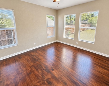 1514 Cedarcrest Drive - Photo Thumbnail 2