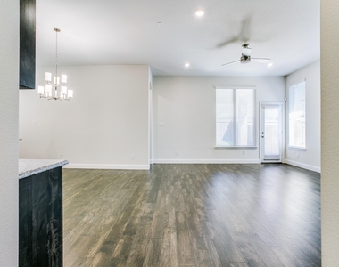 2215 Yorktown Drive - Photo Thumbnail 12