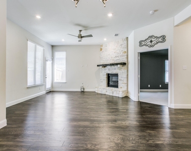 2215 Yorktown Drive - Photo Thumbnail 3