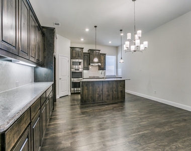 2215 Yorktown Drive - Photo Thumbnail 8