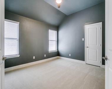 2215 Yorktown Drive - Photo Thumbnail 17