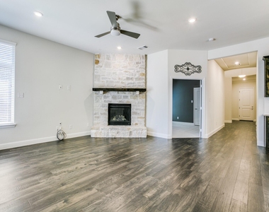 2215 Yorktown Drive - Photo Thumbnail 4