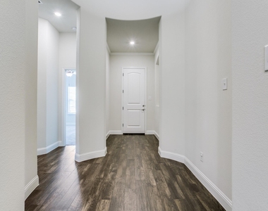 2215 Yorktown Drive - Photo Thumbnail 2
