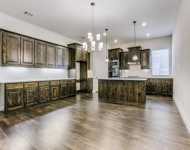 2215 Yorktown Drive - Photo Thumbnail 7