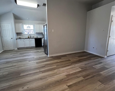 1309 Indian Wells Trail - Photo Thumbnail 8
