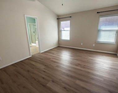1304 Hansberry Drive - Photo Thumbnail 12
