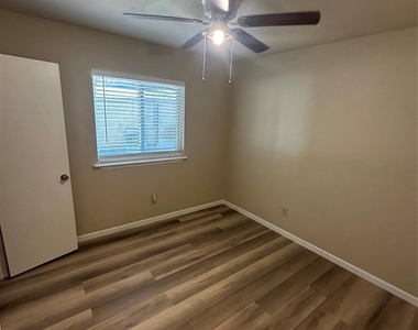 5001 Cummings Drive - Photo Thumbnail 8