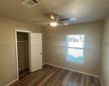 5001 Cummings Drive - Photo Thumbnail 6