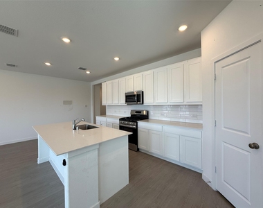 726 Madrono Drive - Photo Thumbnail 4