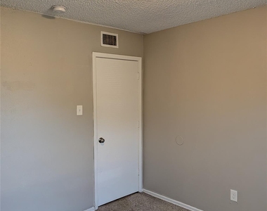 6816 Westglen Drive - Photo Thumbnail 9