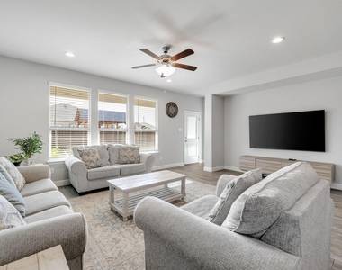14633 Caelum Drive - Photo Thumbnail 9