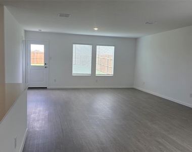7916 Rutherford Lane - Photo Thumbnail 7