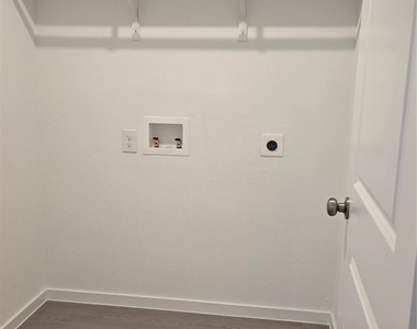 7916 Rutherford Lane - Photo Thumbnail 12