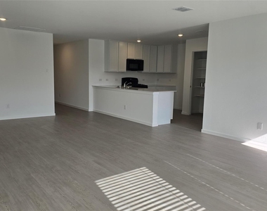 7916 Rutherford Lane - Photo Thumbnail 11