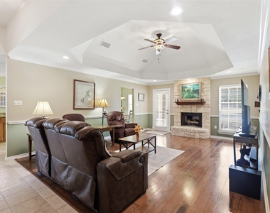 109 Crestwood Lane - Photo Thumbnail 4