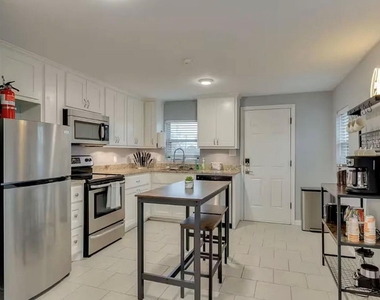2800 Primrose Avenue - Photo Thumbnail 6
