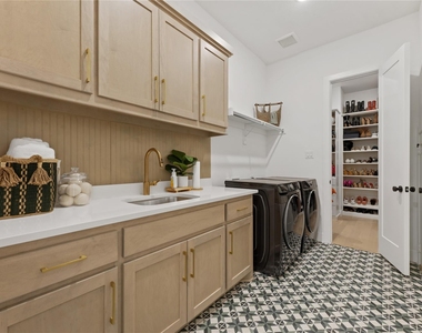 2550 Whitewood Drive - Photo Thumbnail 15