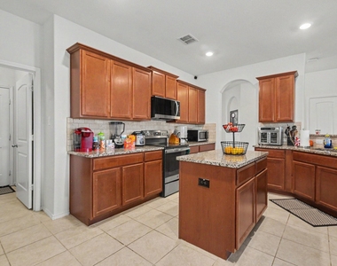 305 Pitt Circle - Photo Thumbnail 5