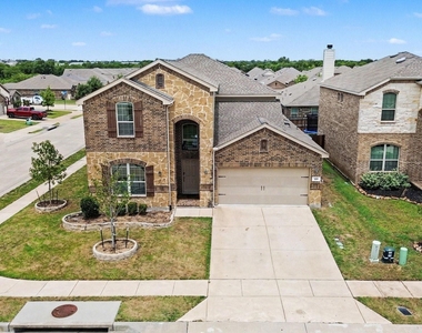 305 Pitt Circle - Photo Thumbnail 2