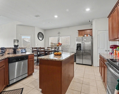 305 Pitt Circle - Photo Thumbnail 4