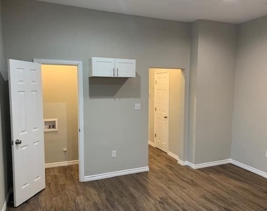 821 W Day Street - Photo Thumbnail 10